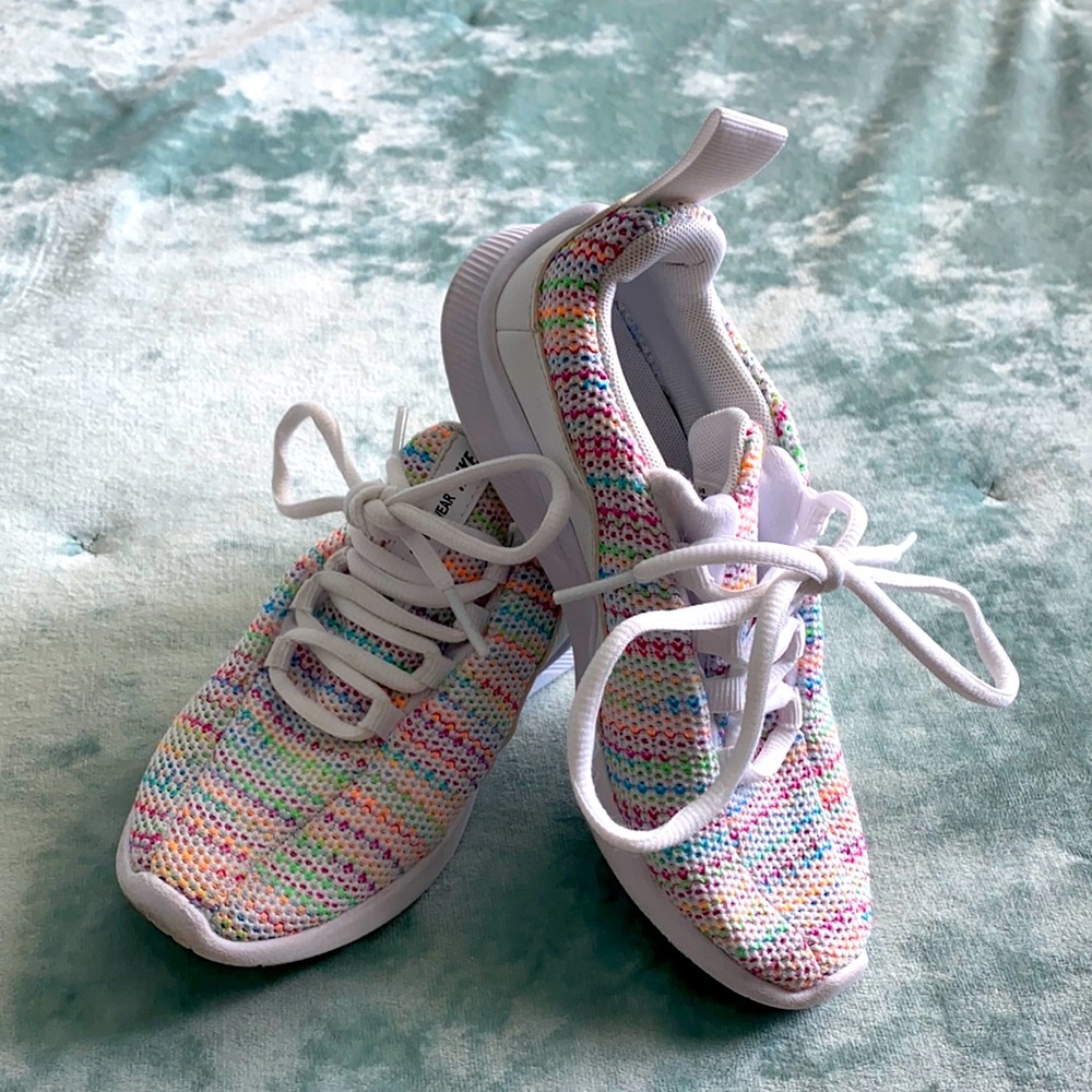 Nike Girls shoes size 12 (age 4-7 yrs old).